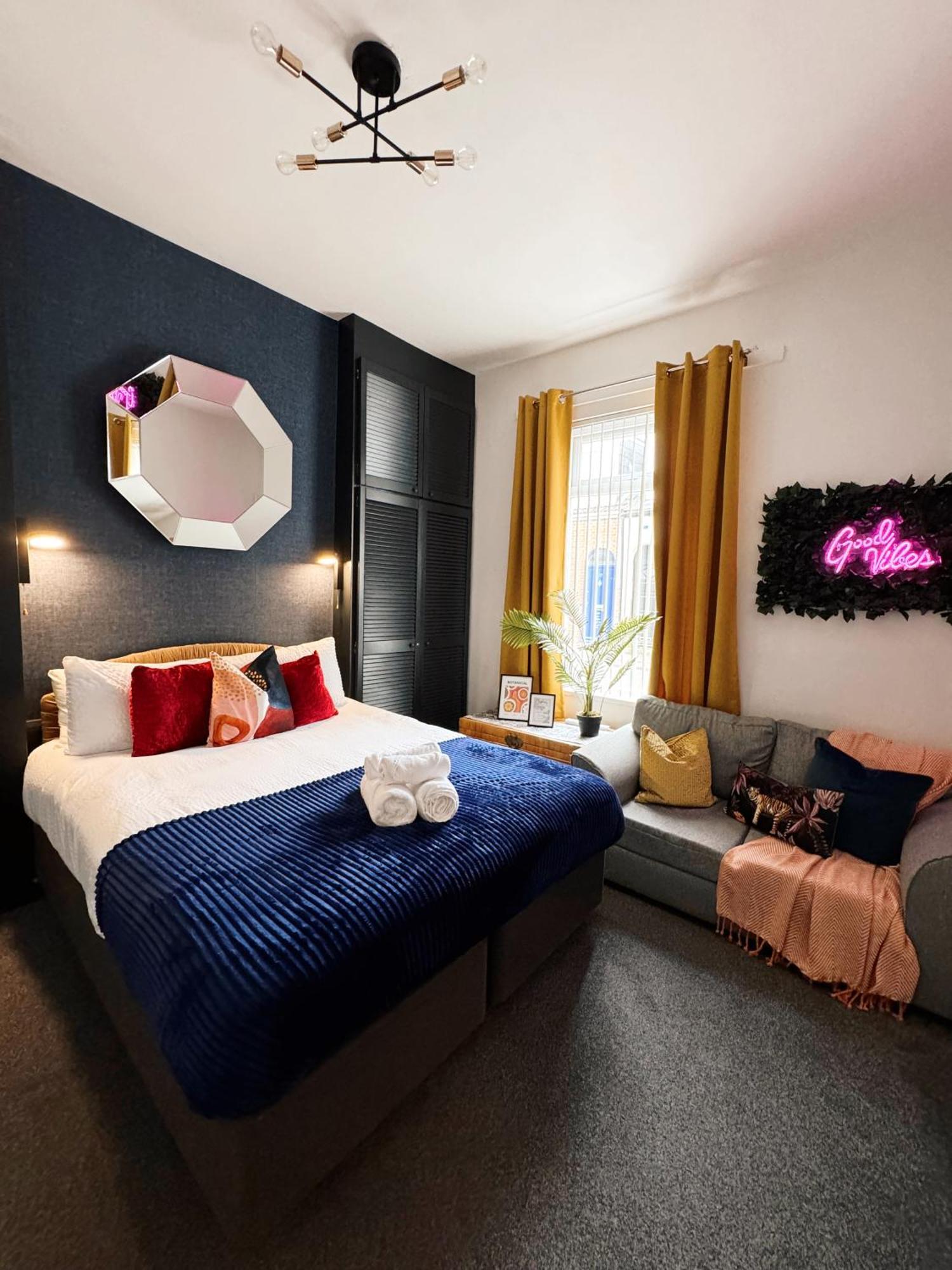 A&A Luxury Stay Rosedale St - Chic, Modern, City Centre, Neon Decor Sunderland  Esterno foto