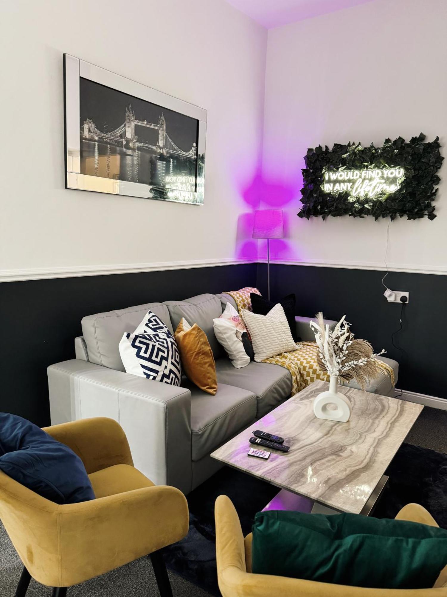A&A Luxury Stay Rosedale St - Chic, Modern, City Centre, Neon Decor Sunderland  Esterno foto
