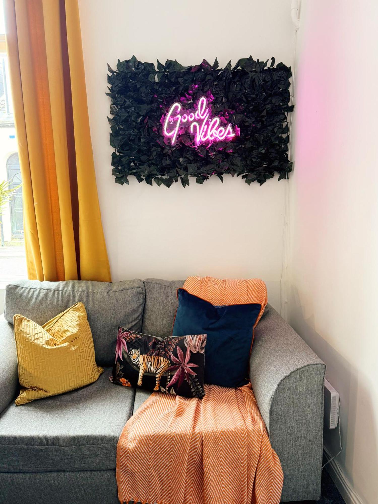 A&A Luxury Stay Rosedale St - Chic, Modern, City Centre, Neon Decor Sunderland  Esterno foto